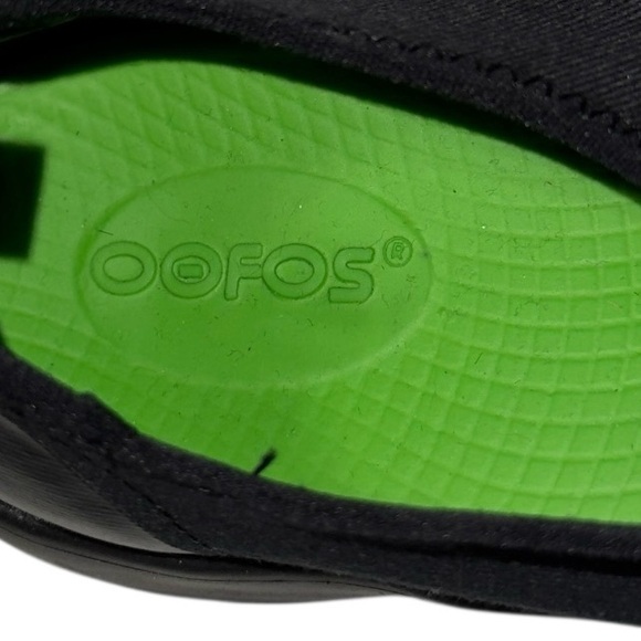 OOFOS OOmg eeZee Womens Sz 7 Black Low Recovery Shoes Sneaker Slip On Minimalist - Picture 3 of 13
